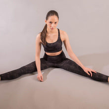 Cargar imagen en el visor de la galería, Camuflage Sport Bra de Alto impacto con Cruce de doble tirante en espalda - Kila Activewear